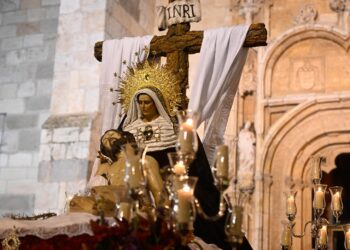 La lluvia no puede con la Procesión del Cristo de los Desamparados y María de las Angustias