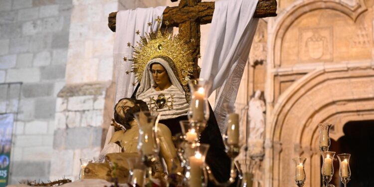 La lluvia no puede con la Procesión del Cristo de los Desamparados y María de las Angustias