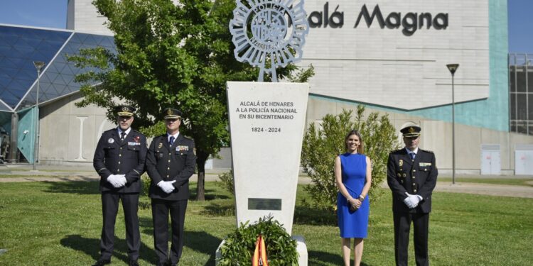 Judith Piquet inaugura la nueva Plaza de la Policía Nacional con un monumento conmemorativo por su bicentenario