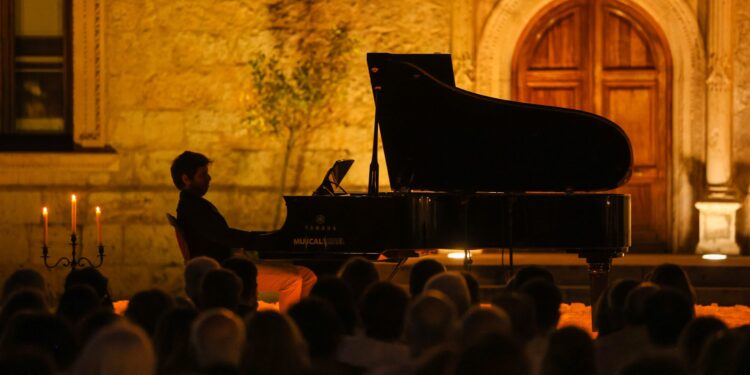 Más de 60.000 personas participan en la Noche en Blanco de Alcalá de Henares