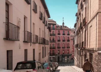 Ayuso anuncia un nuevo plan integral de acogimiento familiar