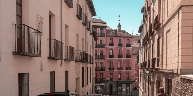 Ayuso anuncia un nuevo plan integral de acogimiento familiar