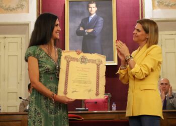 Judith Piquet hace entrega de la Medalla de Plata de la Ciudad