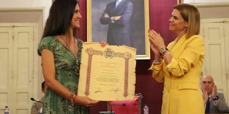 Judith Piquet hace entrega de la Medalla de Plata de la Ciudad