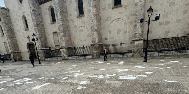 El PSOE muestra inquietud ante la falta de transparencia en la renovación de la Plaza de los Santos Niños