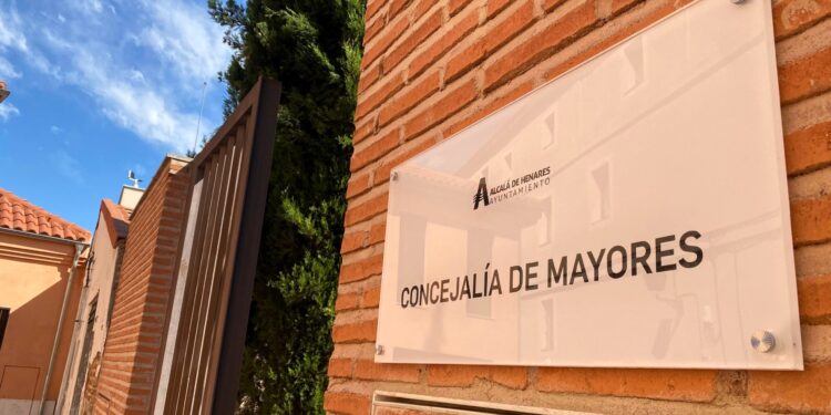 Alcalá de Henares se suma a la lucha contra la soledad no deseada de los mayores y se adhiere al programa de la Comunidad de Madrid