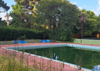 Los socialistas denuncian el mal estado de la piscina del Parque O’Donnell