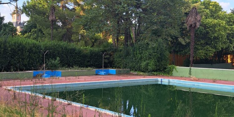 Los socialistas denuncian el mal estado de la piscina del Parque O’Donnell
