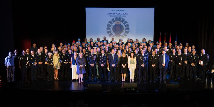 La alcaldesa destaca “la vocación y el compromiso con el servicio público” de la Policía Local en la entrega de condecoraciones con motivo de su fiesta patronal