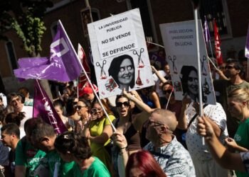 Sindicatos y docentes protestan coincidiendo con la presencia de Ayuso en la apertura del año académico en Madrid