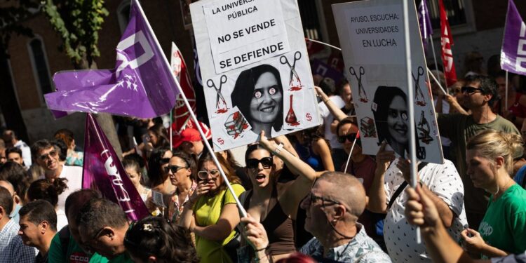 Sindicatos y docentes protestan coincidiendo con la presencia de Ayuso en la apertura del año académico en Madrid