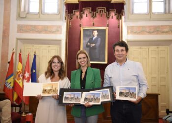 El Salón de Plenos acoge una presentación de un sello dedicado a Alcalá