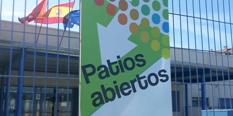 El Ayuntamiento decide prescindir de las subvenciones de la Comunidad de Madrid para el innovador programa «Patios Abiertos», abriendo paso a nuevas posibilidades.