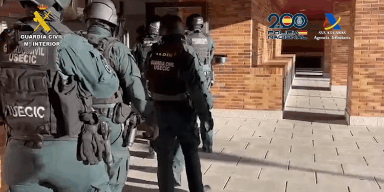 Desmantelan una organización criminal que introducía droga por el aeropuerto