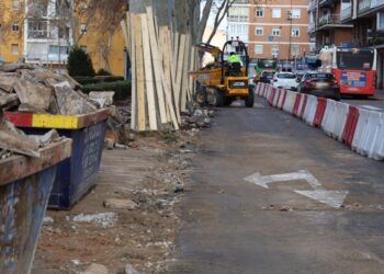 Se han iniciado las obras de mejora del acerado en la calle Caballería Española, tras una inversión superior a 76 000 euros.