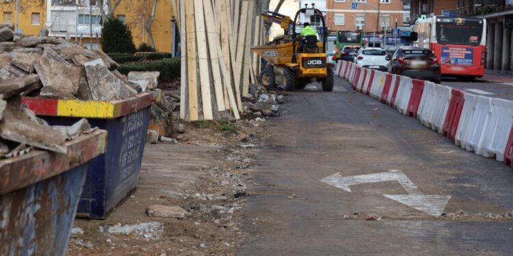 Se han iniciado las obras de mejora del acerado en la calle Caballería Española, tras una inversión superior a 76 000 euros.