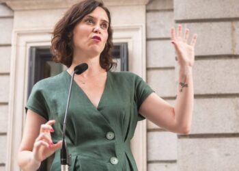 Ayuso establece la jornada partida en los colegios públicos y los docentes responden: “Facilita el lucro de empresas privadas”.