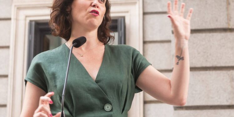 Ayuso establece la jornada partida en los colegios públicos y los docentes responden: “Facilita el lucro de empresas privadas”.