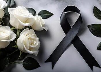 Se guarda un minuto de silencio en Alcalá de Henares en homenaje a las víctimas del accidente ferroviario ocurrido en Córdoba.